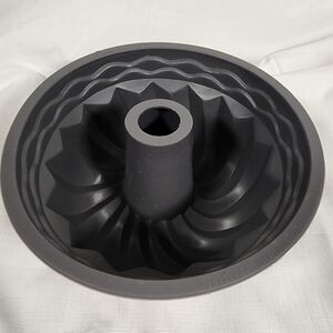 Lékué Deep Savarin Cake Mold Silicone Gray Fluted Bundt Cake Pan